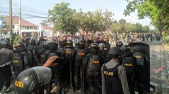 Pasca Ricuh di Depan Gedung DPRD Kota Solo, Mahasiswa Masih Bertahan