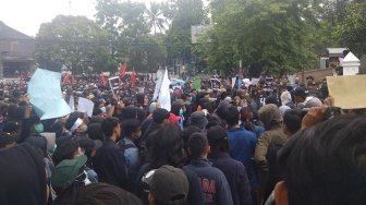 Tak Kapok Digebuk Polisi, Mahasiswa Geruduk Lagi Kantor DPRD Jabar