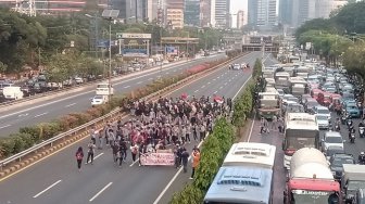 Polisi Tembak Mahasiswa di Depan Gedung DPR Pakai Meriam Air