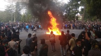 Dipukul Mundur Aparat, Mahasiswa di Bandung Mundur ke Gedung Sate