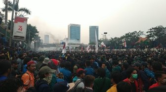 Bentrok di DPR! Ditembaki Gas Air Mata, Banyak Mahasiswa Luka dan Pingsan