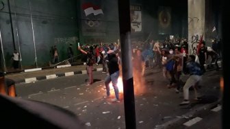 Gerbang Belakang DPR Jadi Medan Tempur, Mahasiswa - Polisi Saling Serang