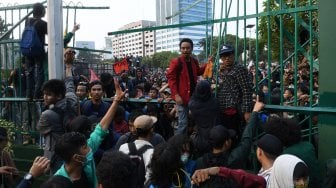 Aksi unjuk rasa di depan kompleks Parlemen di Jakarta, Selasa (24/9). [ANTARA FOTO/Aditya Pradana Putra]