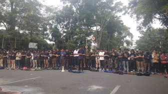 Setelah Dipukul Mundur, Mahasiswa Gelar Salat Jemaah di Depan Gedung Sate