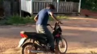 Pria Tak Kunjung Berhasil Nyalakan Motor, Sebabnya Bikin Kesal