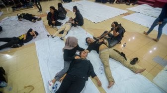 Sejumlah mahasiswa korban bentrokan saat aksi unjuk rasa menjalani perawatan di aula kampus Universitas Islam Bandung (Unisba), Jawa Barat, Selasa (24/9). [ANTARA FOTO/Raisan Al Farisi]