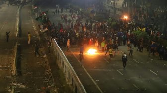 Suasana ricuh di depan Gedung DPR, Jakarta, Selasa (24/9). [Suara.com/Arya Manggala]