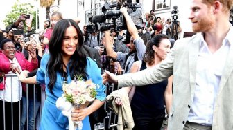 Tur ke Afrika, Meghan Markle Cantik Pakai Baju Daur Ulang