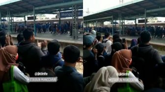 Viral Video Barisan Mahasiswa di Stasiun Manggarai, Penumpang Tepuk Tangan