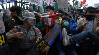 Polisi dan Mahasiswa Bentrok di Depan Gedung DPR