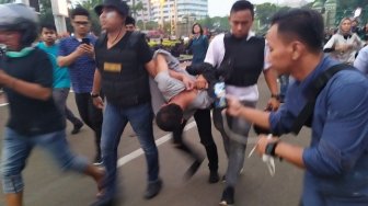 2 Mahasiswa Pendemo DPR Ditangkap Polisi, Brimob: Kamu Minum Berapa Botol?