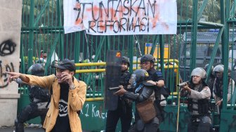 Aksi unjuk rasa di depan kompleks Parlemen di Jakarta, Selasa (24/9). [ANTARA FOTO/Aditya Pradana Putra]