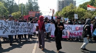 Mata Ditutup Kain, Wanita Berkebaya Hitam Tabur Bunga ke Ribuan Mahasiswa