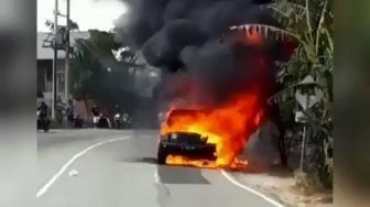 Jeep Wrangler di Kalimantan Terbakar, Pengemudi Santai Beri Petuah Bijak