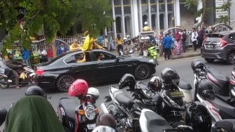 Naik BMW, Mahasiswa Purwokerto Demo Sambil Buka Sunroof