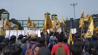 Massa Mahasiswa dan Petani Mulai Berdatangan ke Gedung DPR RI