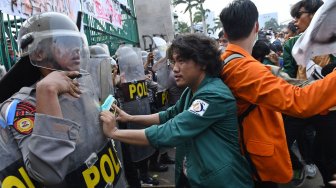 Aksi unjuk rasa di depan kompleks Parlemen di Jakarta, Selasa (24/9). [ANTARA FOTO/Aditya Pradana Putra]