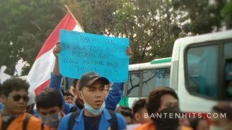 Tulisan Karton Mahasiswa Banten saat Aksi di Gedung DPR Bikin Gagal Fokus
