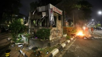 Pos Polisi dibakar saat aksi menolak UU KPK yang berakhir ricuh di Jalan Gerbang Pemuda, Senayan, Jakarta, Selasa (24/9). [Suara.com/Arya Manggala]