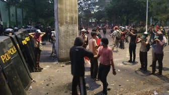 Balas Gas Air Mata dengan Batu, Pelajar di DPR: Ayo Maju Sini, Cemen!