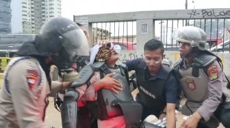 Lawan Anak STM yang Aksi, 1 Polisi Tumbang Keluarkan Darah