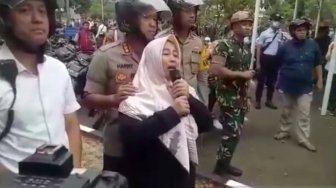 Emak-emak Cari Anaknya yang Demo di DPR: Faiz Pulang Nak