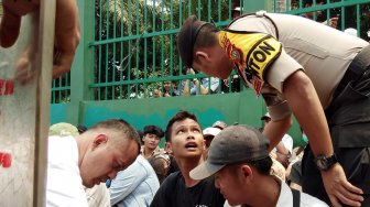 Sejumlah pelajar Sekolah Tingkat Menengah (STM) dijemur oleh petugas kepolisian di depan Gedung DPR-MPR, Jakarta, Rabu (25/9). [Suara.com/ Ria Rizki]
