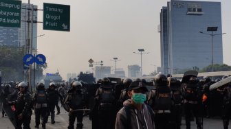 Makin Rusuh, Polisi Tembak Anak STM dengan Water Cannon