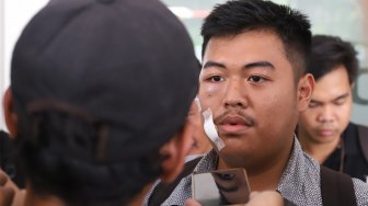 Seorang mahasiswa bernama Naufal Nabil Siregar korban kericuhan memberi keterangan kepada wartawan di Rumah Sakit Pusat Pertamina, Jakarta, Rabu (25/9). [Suara.com/Angga Budhiyanto]