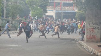 Sejumlah pelajar mengikuti aksi unjuk rasa menentang UU KPK hasil revisi dan RKUHP di belakang Gedung DPR, Jakarta, Rabu (25/9). [Suara.com/Arya Manggala]