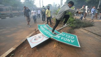 Sejumlah pelajar mengikuti aksi unjuk rasa menentang UU KPK hasil revisi dan RKUHP di belakang Gedung DPR, Jakarta, Rabu (25/9). [Suara.com/Arya Manggala]