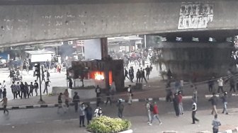 Pos Polisi di Kolong Fly Over Slipi Dibakar Pelajar STM