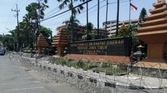 Kasus Suap Sahat, KPK Kembali Kunjungi Kantor DPRD Jatim Angkut Tiga Koper