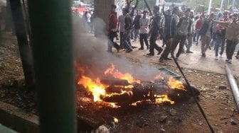 Tak Boleh Pamdal Parkir di DPR, Motor Wartawan Okezone Dibakar Anak STM