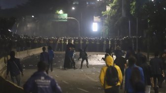 Suasana kericuhan yang terjadi di sekitar gedung DPR RI, Jakarta, di pengunjung aksi unjuk rasa, Selasa (24/9/2019) sore hingga malam. [Suara.com / Angga Budhiyanto]