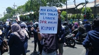 6 Poster Lucu Aksi Mahasiswa: 1 Permen Milkita = 4 Otak DPR