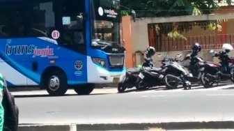 Parkir Motor di Jalur Bus, Motor Ojol Diseruduk Bus Trans Jogja