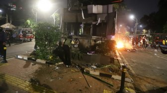 Pos Polisi dibakar saat aksi menolak UU KPK yang berakhir ricuh di Jalan Gerbang Pemuda, Senayan, Jakarta, Selasa (24/9). [Suara.com/Arya Manggala]