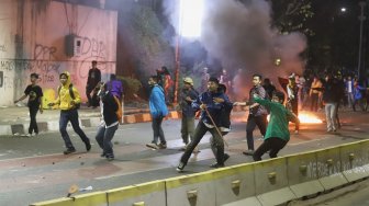 Suasana kericuhan yang terjadi di sekitar gedung DPR RI, Jakarta, di pengunjung aksi unjuk rasa, Selasa (24/9/2019) sore hingga malam. [Suara.com / Angga Budhiyanto]