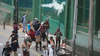 Sejumlah pelajar mengikuti aksi unjuk rasa menentang UU KPK hasil revisi dan RKUHP di belakang Gedung DPR, Jakarta, Rabu (25/9). [Suara.com/Arya Manggala]