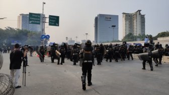 LIVE STREAMING: Ricuh, Polisi Tembak Anak STM dengan Water Cannon