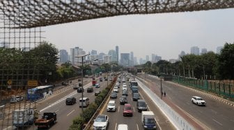 Sejumlah kendaraan melintas di jalan tol dalam kota, Jakarta, Kamis (26/9). [Suara.com/Angga Budhiyanto]