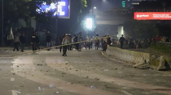 Suasana kericuhan yang terjadi antara pelajar STM dengan petugas Kepolisian di sekitar gedung DPR RI, Jakarta, Rabu (25/9). [Suara.com/Angga Budhiyanto]