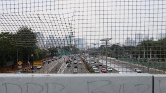 Sejumlah kendaraan melintas di jalan tol dalam kota, Jakarta, Kamis (26/9). [Suara.com/Angga Budhiyanto]