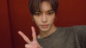 Pakai Sarung, Penampilan Taeyong NCT127 di Bandara Bikin Salah Fokus