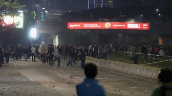 Suasana kericuhan yang terjadi antara pelajar STM dengan petugas Kepolisian di sekitar gedung DPR RI, Jakarta, Rabu (25/9). [Suara.com/Angga Budhiyanto]