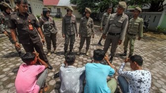 Sejumlah pelajar Sekolah Menengah Atas (SMA) yang membolos sekolah diamankan petugas di kantor Satpol PP Lhokseumawe, Aceh, Kamis (26/9). [ANTARA FOTO/Rahmad]