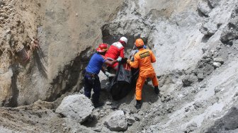 Evakuasi Korban Gempa Ambon