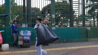 Melihat Awkarin Jadi Pemulung Cantik di Depan Gedung DPR