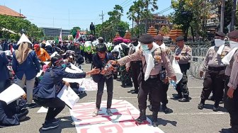 Polisi Berbagi Air Mineral ke Peserta Aksi Surabaya Menggugat